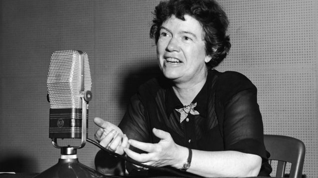 Man sieht eine Aufnahme von Margaret Mead bei einem Radio-Interview.