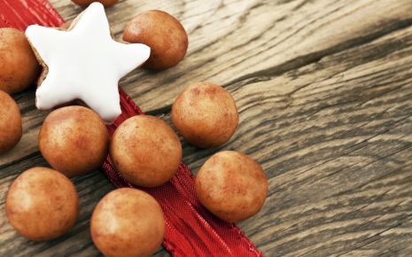 Marzipankartoffeln und ein Zimtstern.