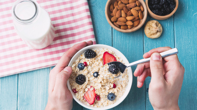 In diesem Müsli mit Vollkorngetreide, Mandeln und Milch steckt viel Vitamin B2.
