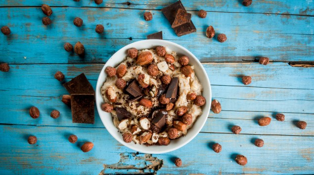Eine Schale Müsli mit Schokolade/Kakao.