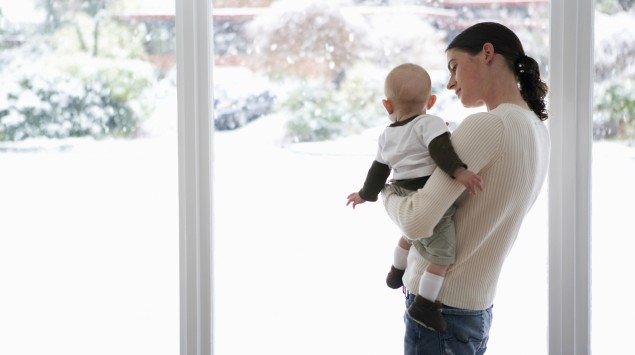 Eine Mutter mit ihrem Baby auf dem Arm: Beim Rett-Syndrom bilden sich erworbene Fähigkeiten wieder zurück.