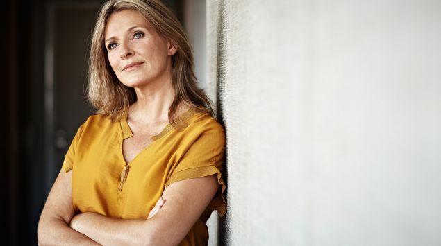 Das Bild zeigt einen nachdenkliche Frau.