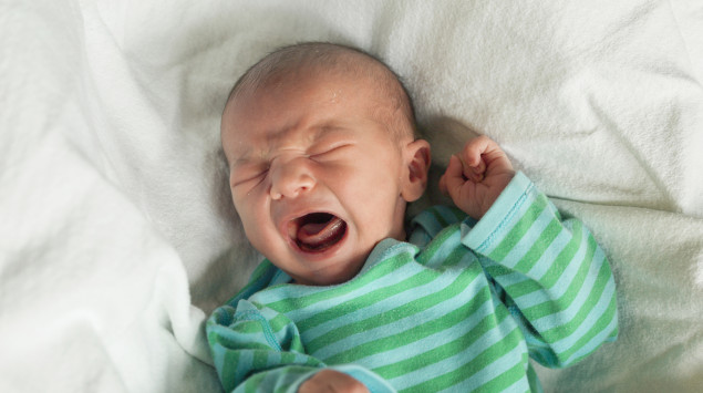 Bei einem Leistenbruch kann das Baby anhaltend weinen.