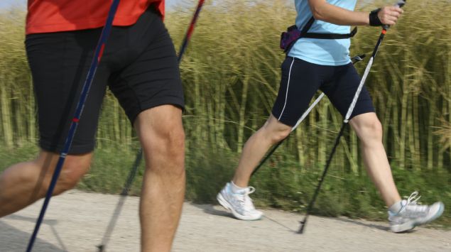 Zwei Personen beim Nordic Walking