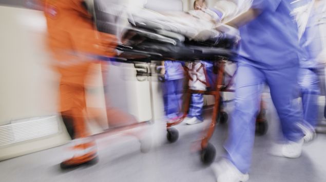 Man sieht einen Notfalleinsatz im Krankenhaus.