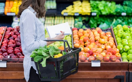 Fructoseintoleranz: Man sieht eine Frau in der Obstabteilung eines Supermarktes.