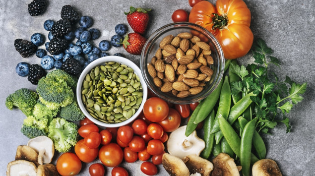 Pflanzliche Lebensmittel enthalten viele wertvolle Nährstoffe, bei rein veganer Ernährung können aber Mängel auftreten.