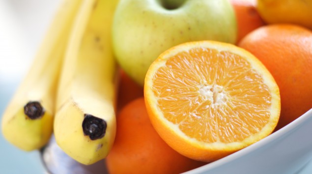 Man sieht eine Schale mit Orangen, Bananen und anderem Obst. Muss man sich nach dem schälen die Hände waschen?