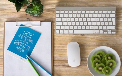 Werbebild Onmeda mit Schreibtisch