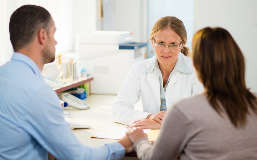 Nach Möglichkeit bezieht der Arzt Angehörige in die Therapie ein.