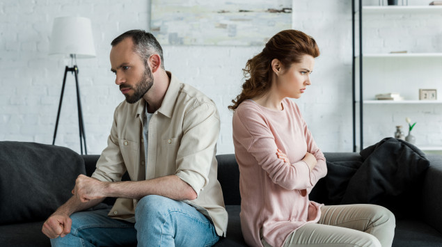 Mann und Frau im Profil: Eine Borderline-Beziehung erweist sich häufig als schwierig.