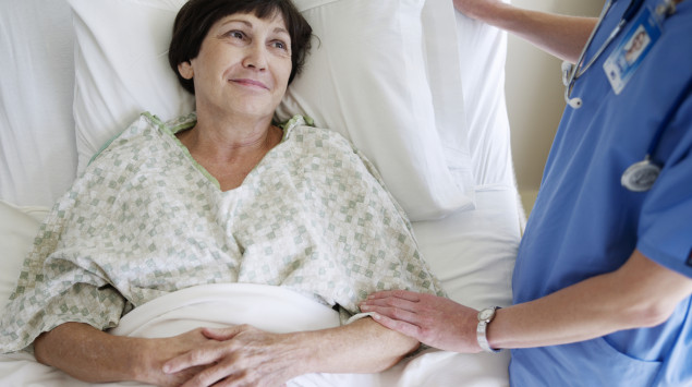 Eine Patientin liegt im Krankenhausbett. Insgesamt gibt es in deutschen Krankenhäusern etwa 497.000 Betten, davon 28.000 auf Intensivstationen.