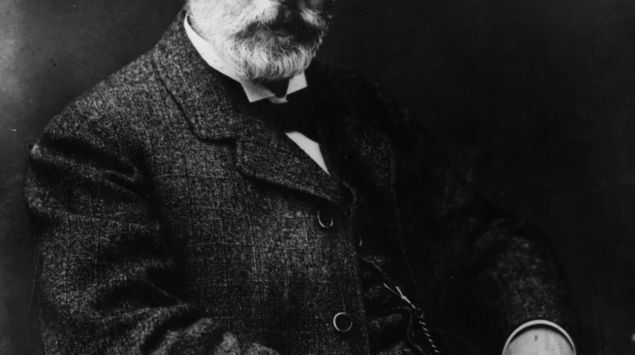 Portraitaufnahme von Paul Ehrlich, der auf einem Stuhl sitzt.