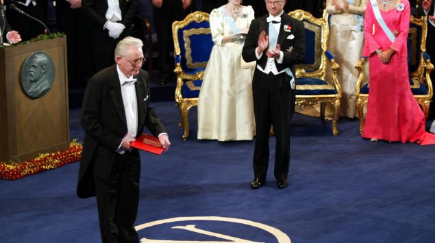 Man sieht Sir Peter Mansfield bei der Nobelpreisverleihung.