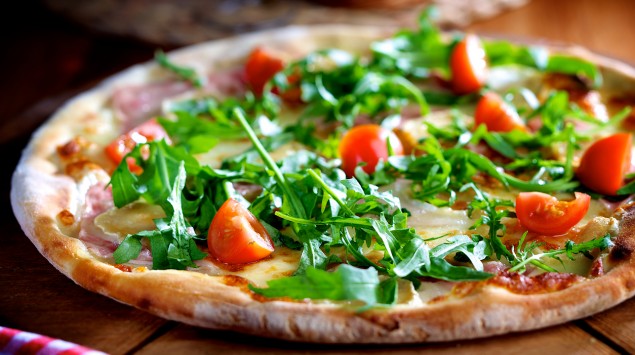 Pizza mit Rucola und Tomaten