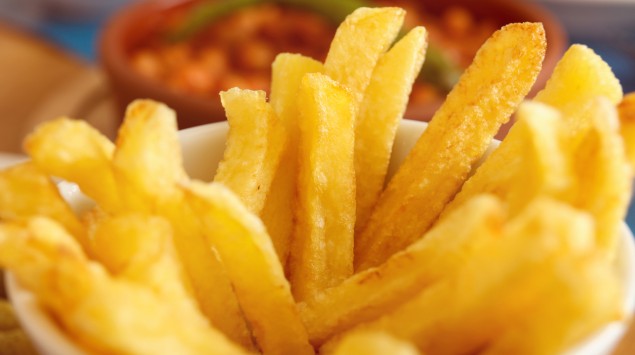 Man sieht Pommes frites in einer Schale.