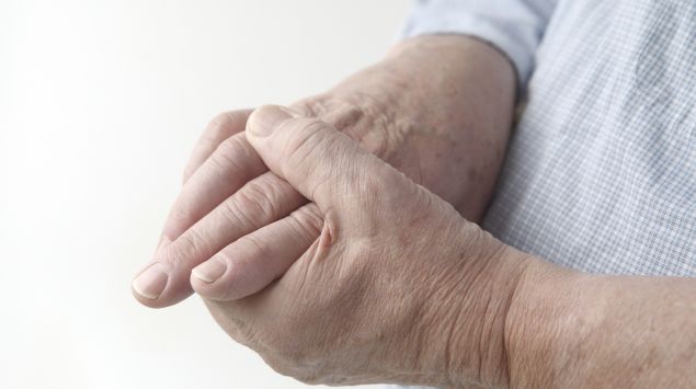Das Bild zeigt eine ältere Person, die ihre Finger hält.