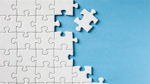 Puzzleteile mit einem einzufügenden Teil
