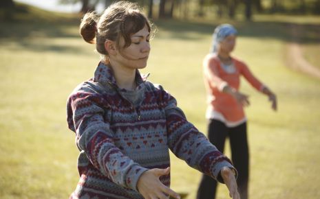 Man sieht zwei Frauen bei Qigong-Übungen.