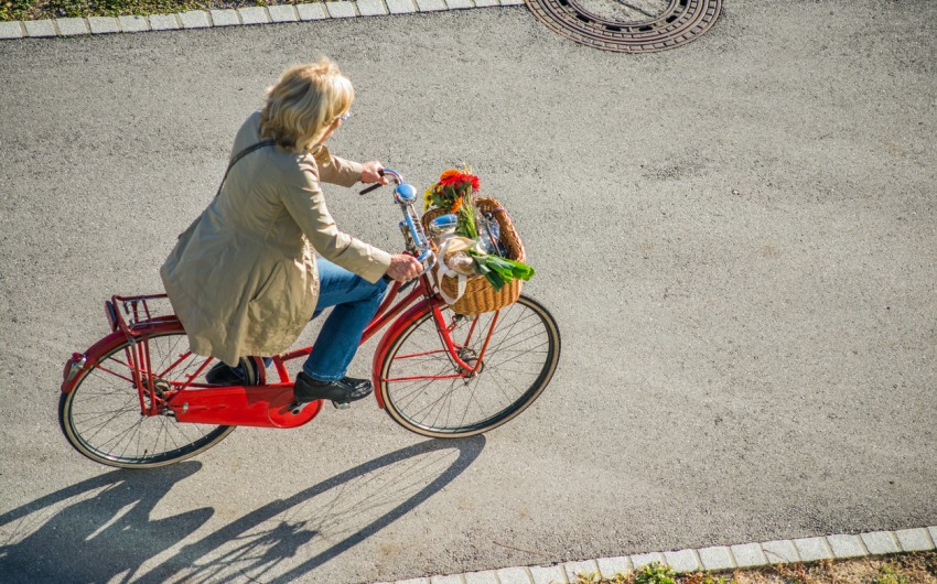Diabetes: Man sieht eine Frau auf einem Fahrrad von oben.