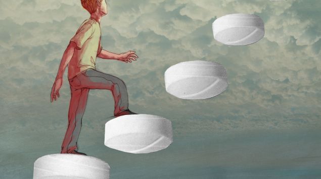 Illustration: Ein Mann geht eine Leiter hinauf, die aus Tabletten besteht und in den wolkigen Himmel führt.