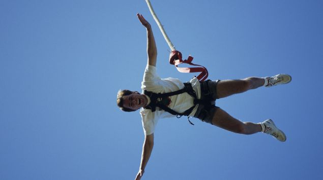Das Bild zeigt einen Bungee-Jumper.