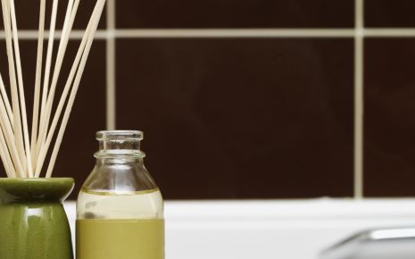 Ätherisches Öl auf dem Rand einer Badewanne