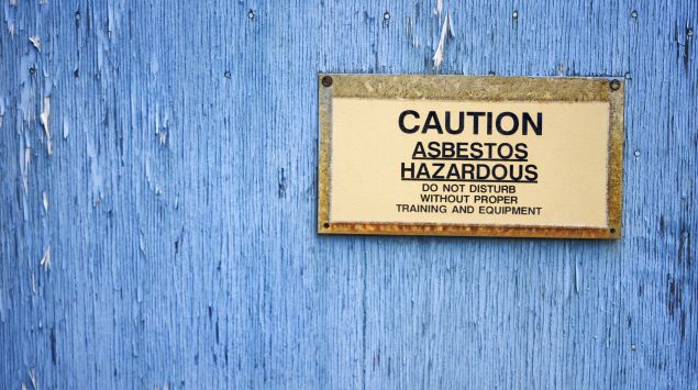 Das Bild zeigt ein Warnschild vor Asbest.