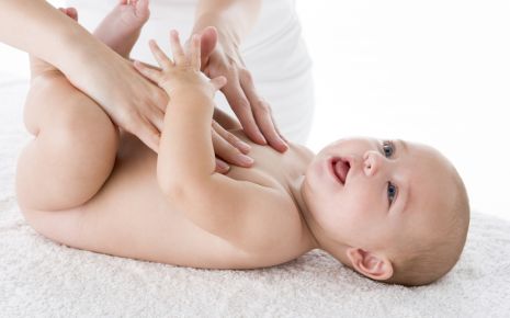 Babymassage am Bauch.