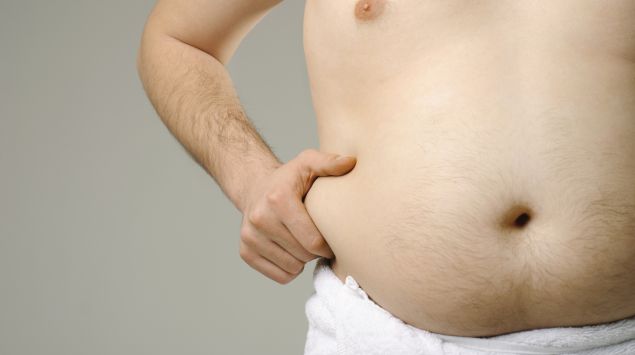 Das Bild zeigt einen übergewichtigen Männerbauch.