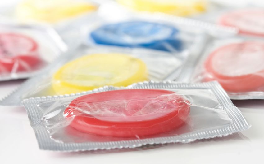 Hepatitis: Man sieht mehrere bunte Kondome.