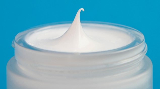 Man sieht einen Tiegel mit Creme.