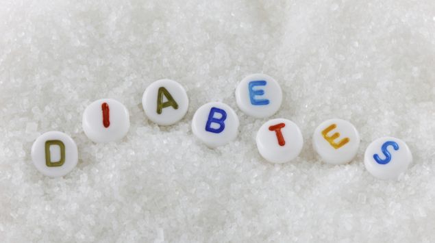 Der Schriftzug Diabetes aus Buchstaben zusammengesetzt, der Hintergrund besteht aus Zucker.