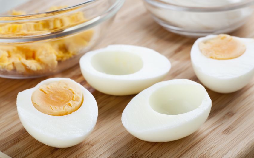 Vitamin B12: Das Bild zeigt mehrere hartgekochte Eier.