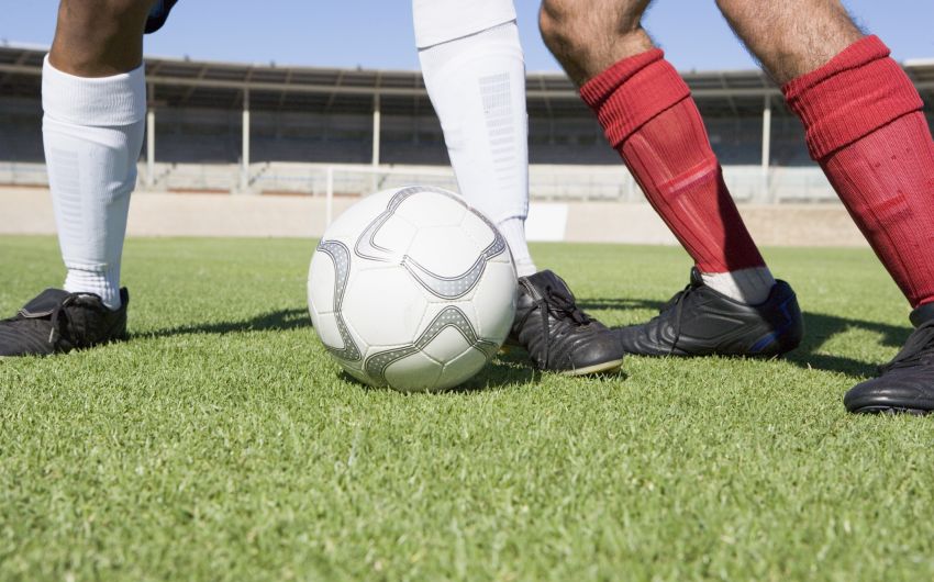 Das Bild zeigt einen Zweikampf beim Fußball.