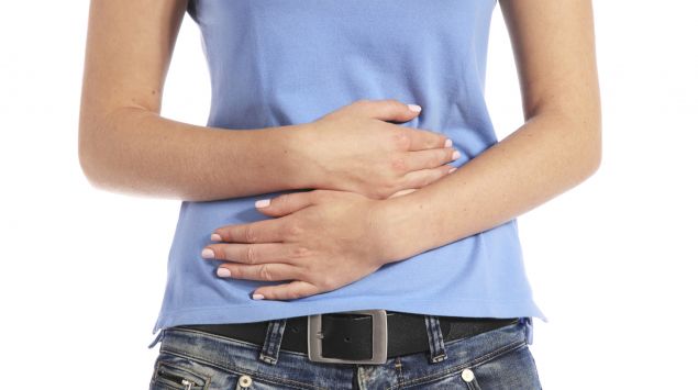 Das Bild zeigt eine Frau, die sich den Bauch hält.