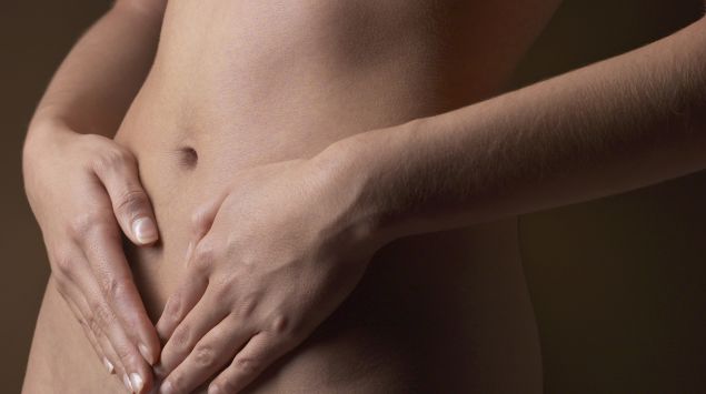 Das Bild zeigt den nackten Unterkörper und Bauch einer Frau.