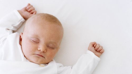 Das Bild zeigt ein schlafendes Baby.