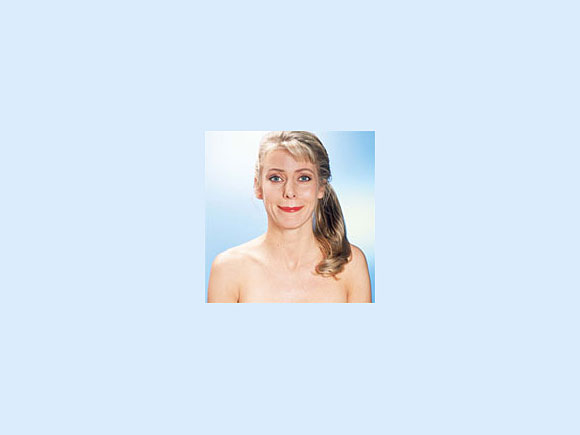Das Bild zeigt eine Frau, die Gesichtsgymnastik macht.