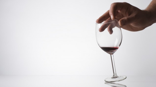 Das Bild zeigt ein Glas Rotwein.