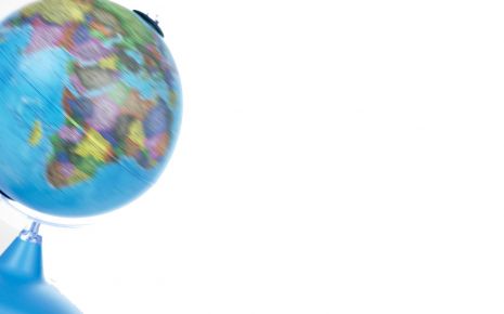 Man sieht einen sich drehenden Globus.
