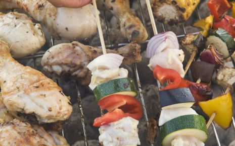 Gesund grillen: Grillgut auf einem Grill.