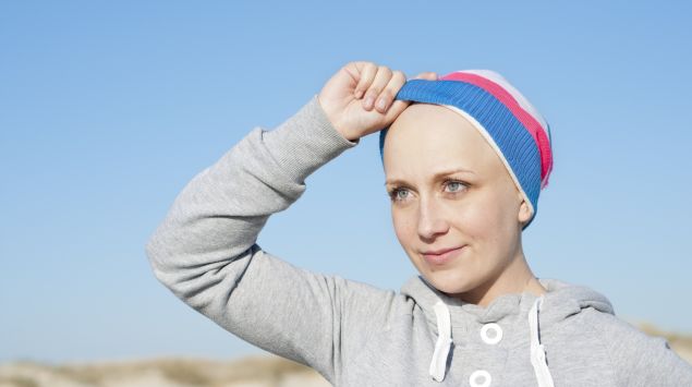 Man sieht eine Frau, die eine Mütze trägt.