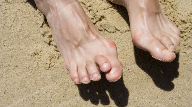 Das Bild zeigt Füße im Sand.