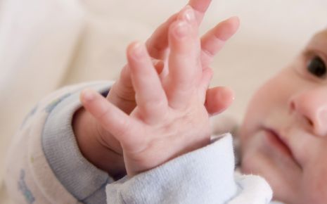 Das Bild zeigt ein Baby.
