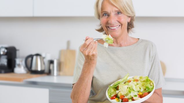 Das Bild zeigt eine ältere Faru, die einen Salat isst.