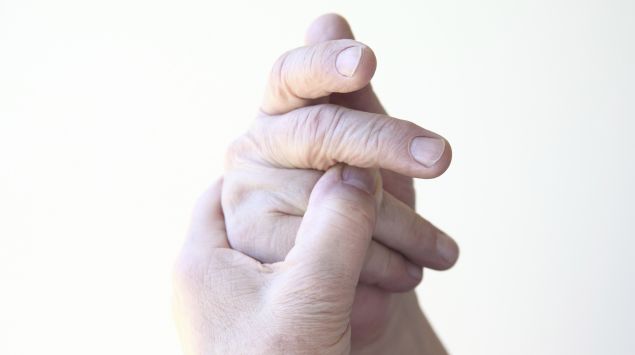 Das Bild zeigt eine Person, die ihre Hand hält.