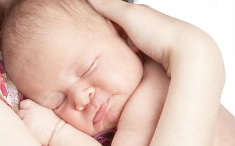 Eine Mutter hält ihr Baby im Arm.