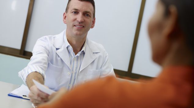 Ein Arzt unterhält sich mit einer Patientin.