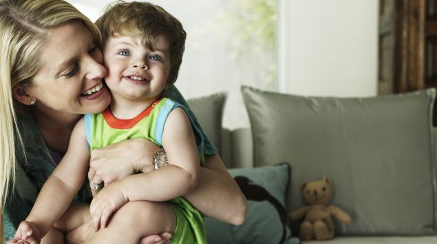 Das Bild zeigt eine Frau und einen Jungen grün eingefärbt.